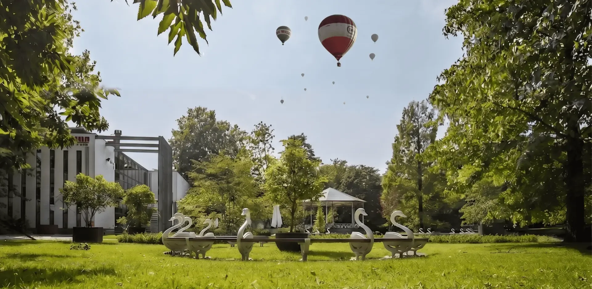 Het park aan De Casino in Sint-Niklaas met luchtballonnen boven de bomen